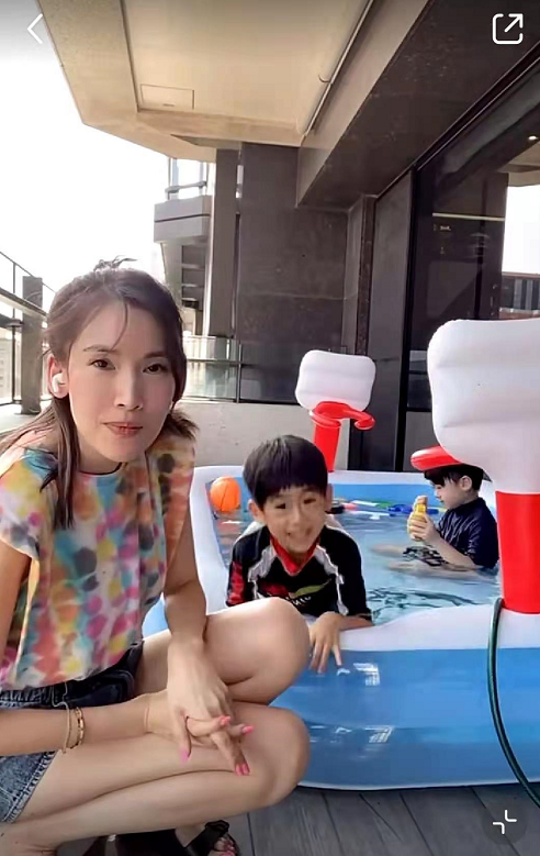 陈若仪晒双胞胎儿子家中游泳,阳台放充气泳池