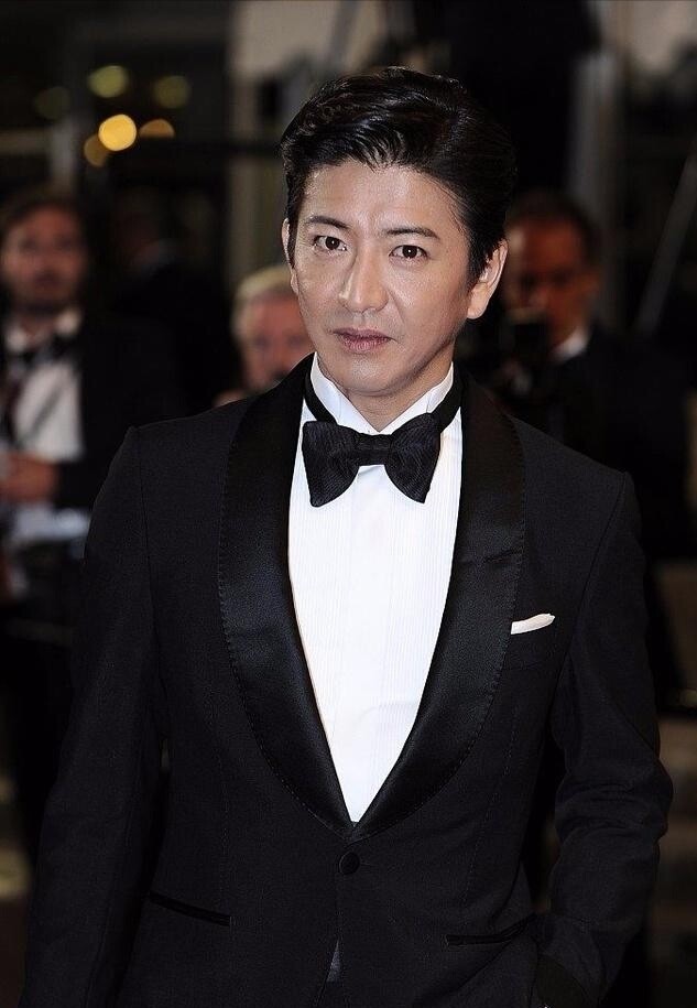 木村拓哉现在已经48岁了,年轻时的神颜已经不再,现在的他还有一点