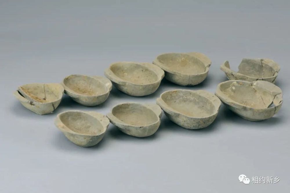 (新乡出土的汉代酒器陶耳杯)