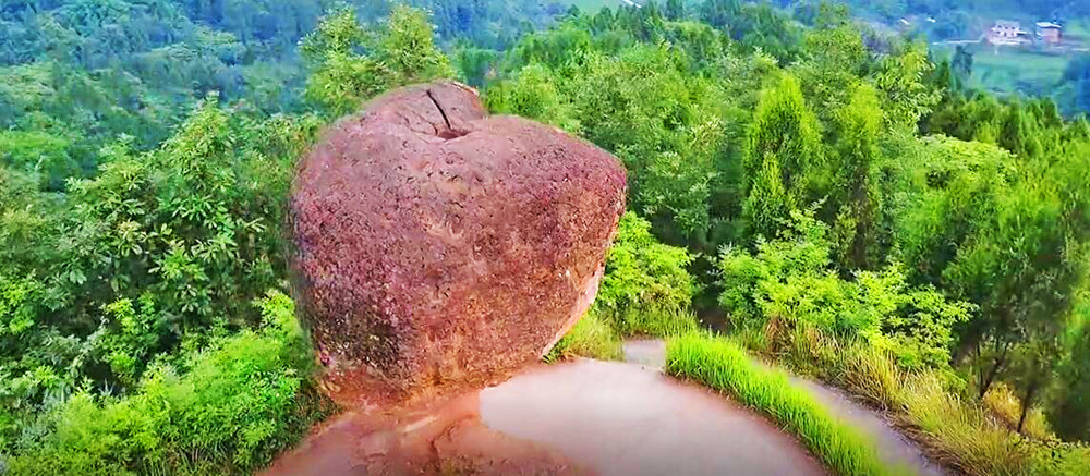 斗牛石成为了当地著名的一道景观,吸引很多人前往游览.