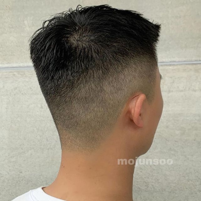 周边铲短对于头发粗硬的男士也很友好,周边超短的造型再也不用担心