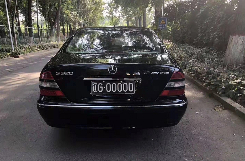 辽宁车友晒出03款的8缸奔驰s320amg黑色0牌当年落地230万
