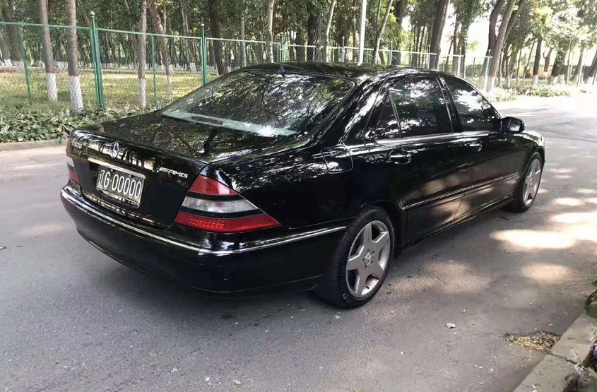 辽宁车友晒出03款的8缸奔驰s320amg,黑色0牌,当年落地230万