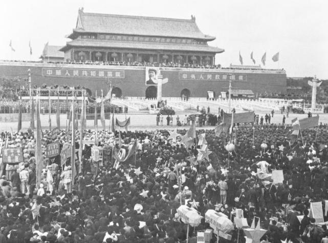 1949年10月1日,人们在北京天安门广场参加开国大典.