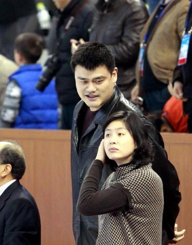姚明低调带女儿现身咖啡馆,姚沁蕾10岁身高似成年人,基因太强大