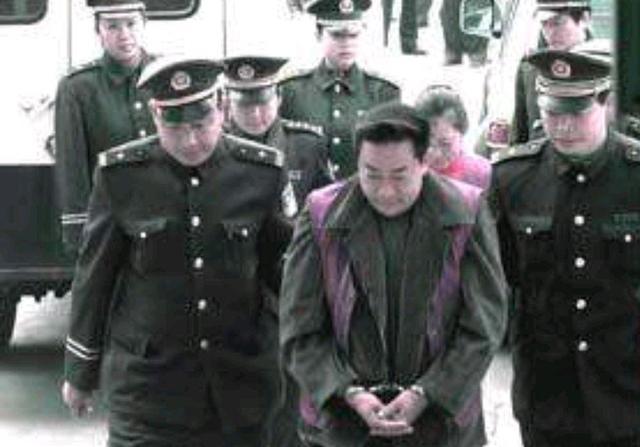 他曾任市公安局长,副厅,涉黑"保护伞",受贿,私藏枪支