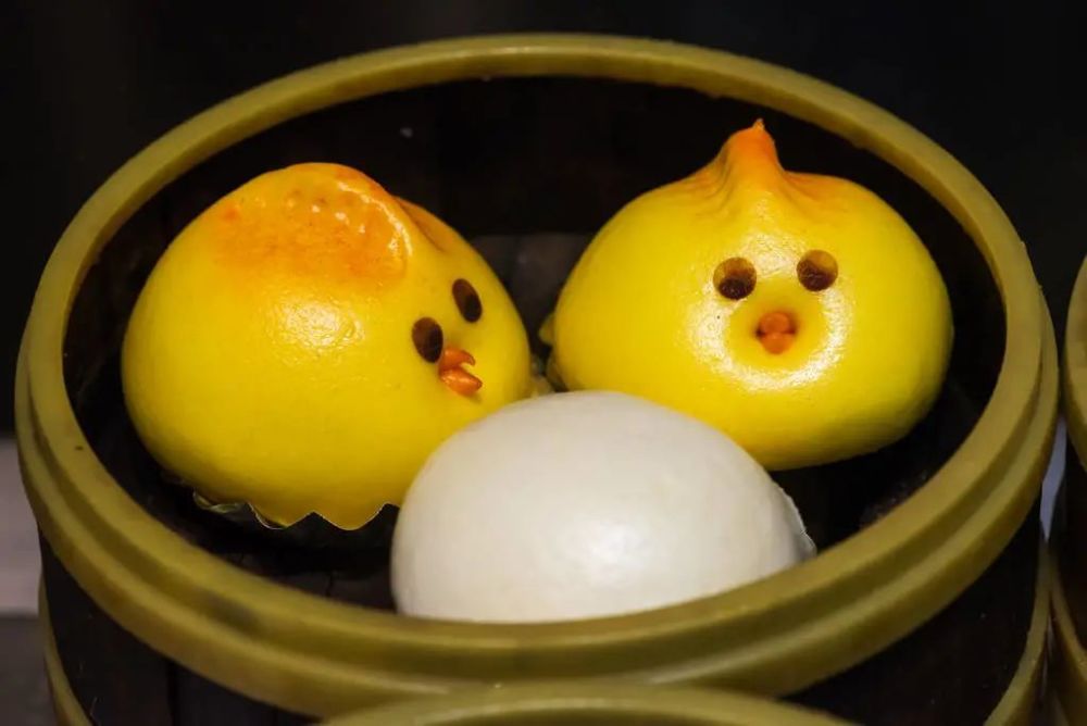 你在哪里买到这些好吃的馒头? "包子"用英语怎么说?