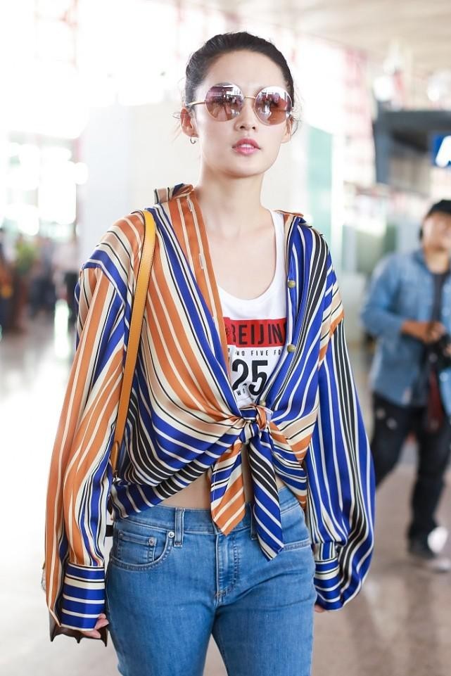 李沁气质越来越随性衬衫不系扣绑着穿尽显女团感曲线