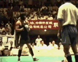 一场比赛中,乔立夫隔着护具竟将对手的骨头踢断,可见淅厉害.
