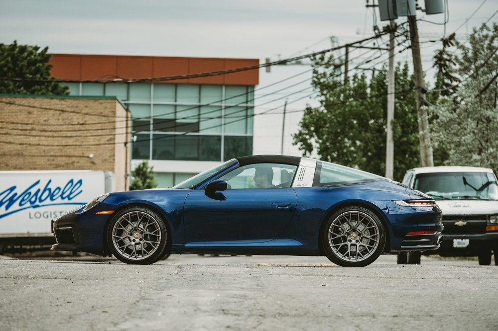 2021款保时捷 911 targa 4s依然是经典的大玻璃设计