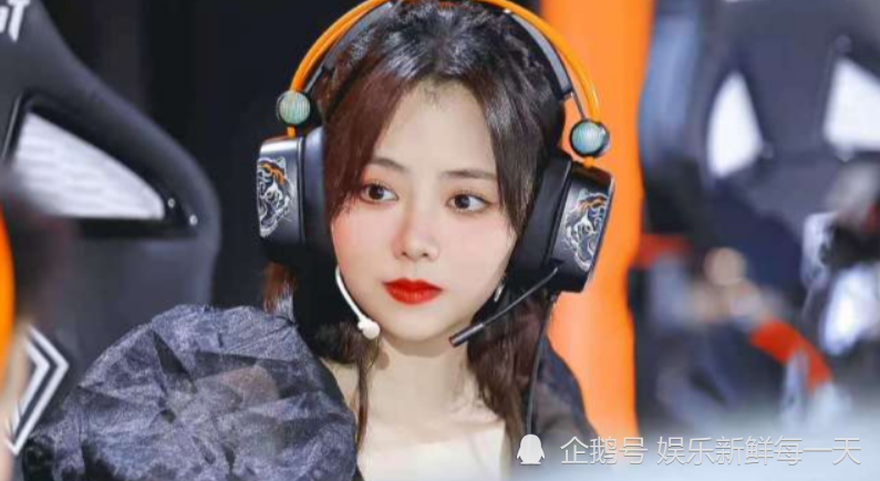 谭松韵化身电竞美少女,一手鲁班疯狂输出,可可爱爱