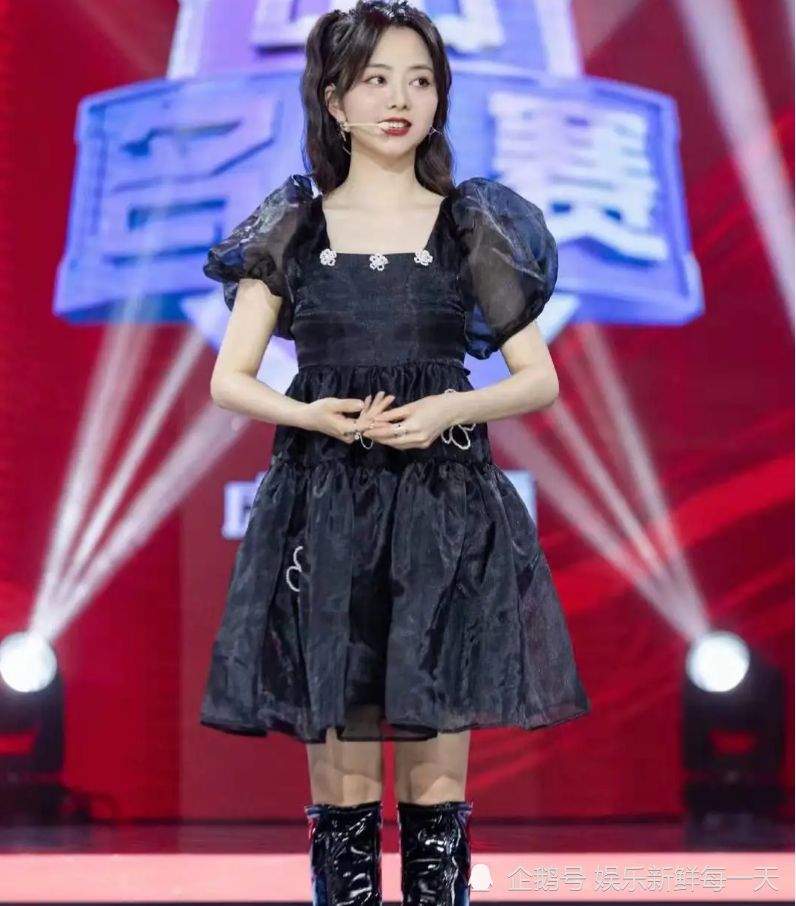 谭松韵化身电竞美少女,一手鲁班疯狂输出,可可爱爱