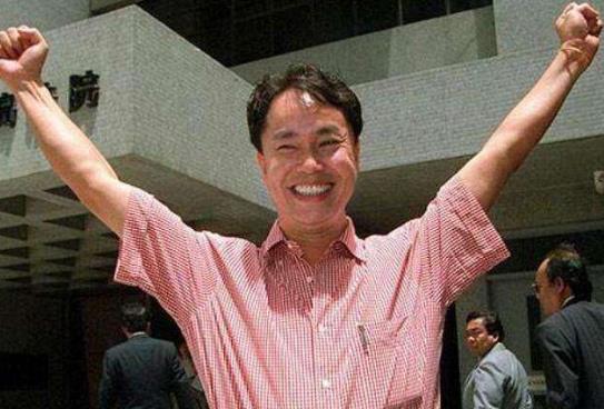 与其说他是一个黑老大,更不如说他是一代悍匪.