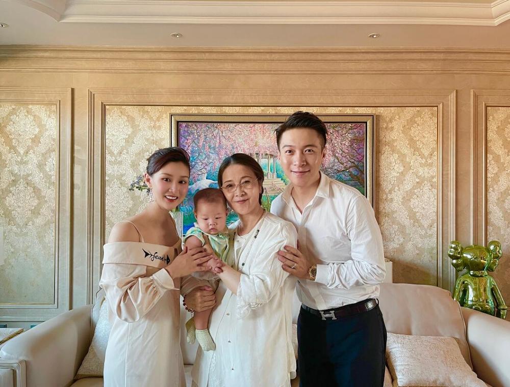 以及李小璐妈妈抱着"干孙子"和马智宇及妻子的合照