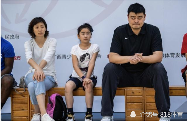 温馨姚明和女儿牵手逛街买东西11岁姚沁蕾1米7身高瞩目