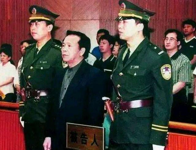 法院审理认定,1994年至1999年,被告人成克杰利用职权,通过李平或者