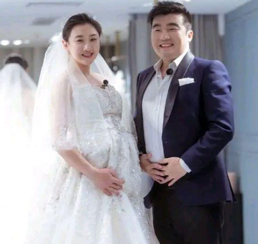 大肚子结婚婚纱怎么穿_怀孕穿婚纱大肚子照片(3)