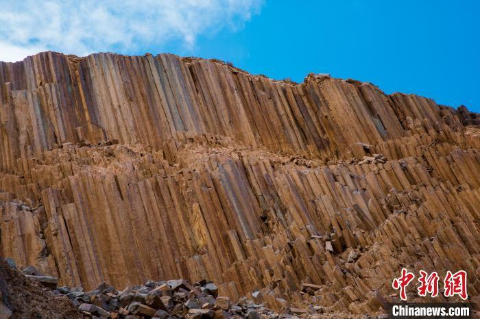 青海发现距今2.2亿年火山岩柱状节理群 酷似"巨锏"立山巅