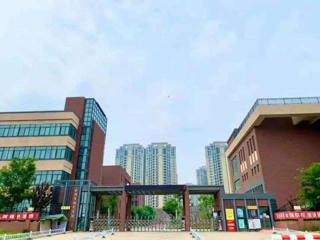 新郑市锦艺实验小学 同时,项目北距公办祥和路小学以及龙湖四中不过