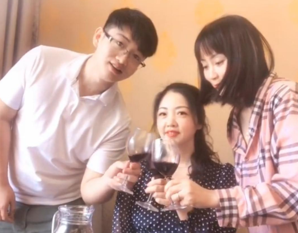 41岁大妈嫁闺蜜26岁儿子,从好友变婆媳关系,如今现状如何?_腾讯新闻
