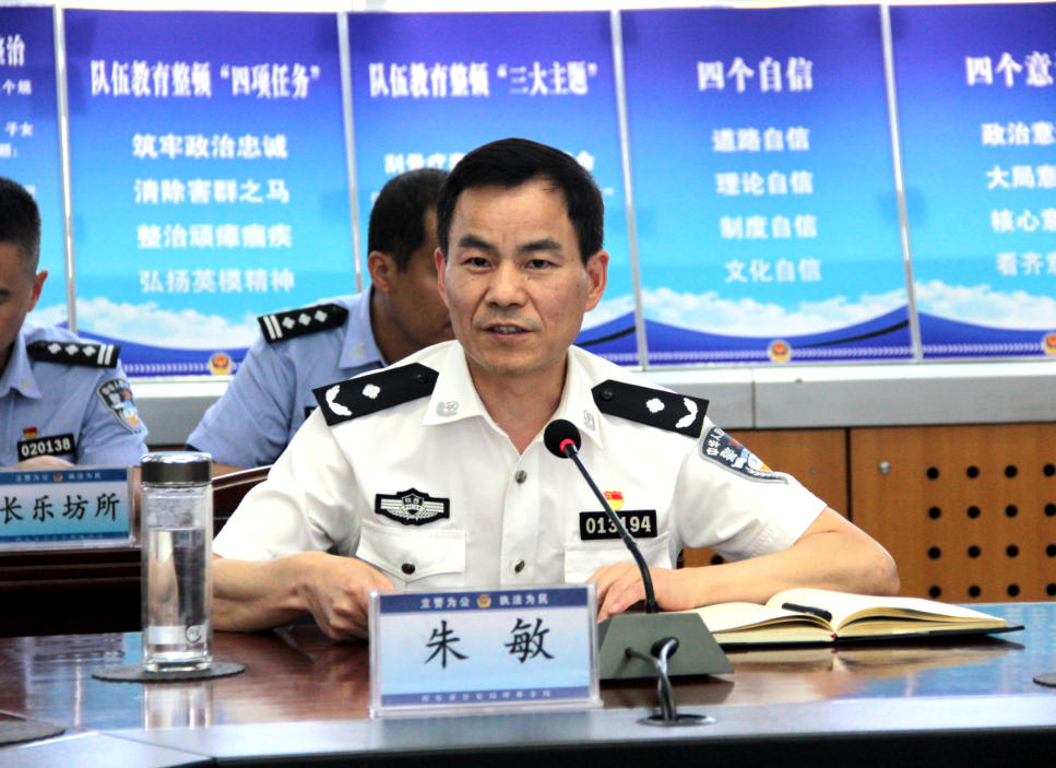 座谈会首先由副区长,分局党委书记,局长朱敏向"两代表一委员"和社区