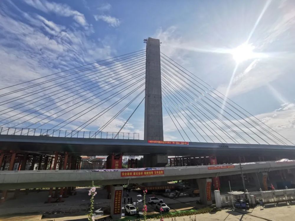 信阳跨京广铁路编组场转体斜拉桥实现"华丽转身"