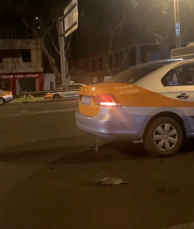 他还坐马路上,一出租车就撞了过来!他当场身亡