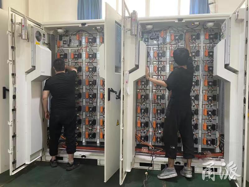 技术人员将锂电池安放至储能柜.