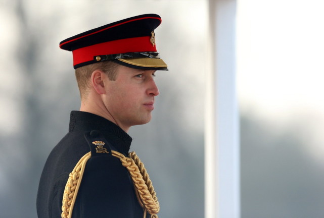 第四张照片则是威廉王子在王室活动时身着全副军装的侧面照,他的眼神