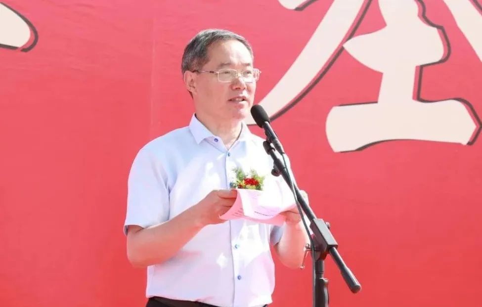 新疆华世丹药业有限公司董事长梁邦华介绍了项目情况并表示公司将以