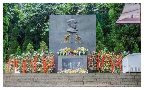 北京八宝山公墓,被悼念最多的墓是哪座?特殊的81号墓葬的是谁?