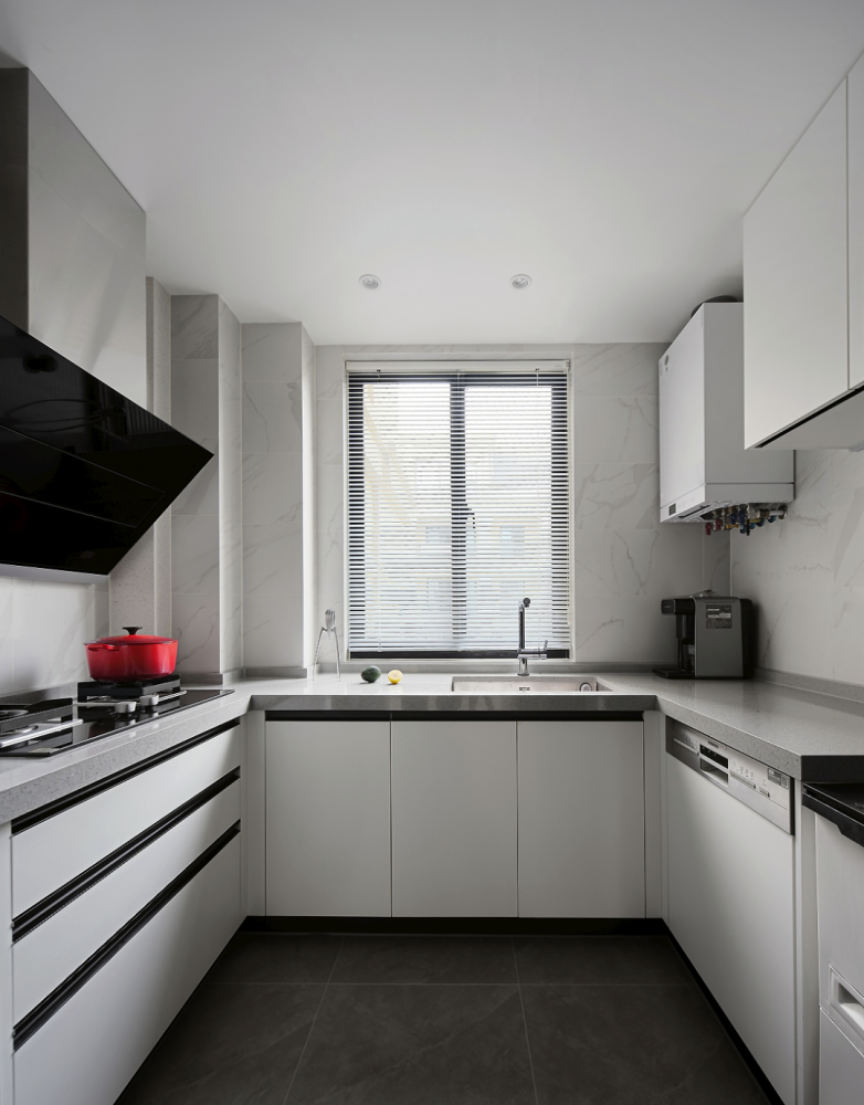 通体白色定制橱柜搭配浅灰色台面和深灰色地砖,让厨房看上去更加整洁