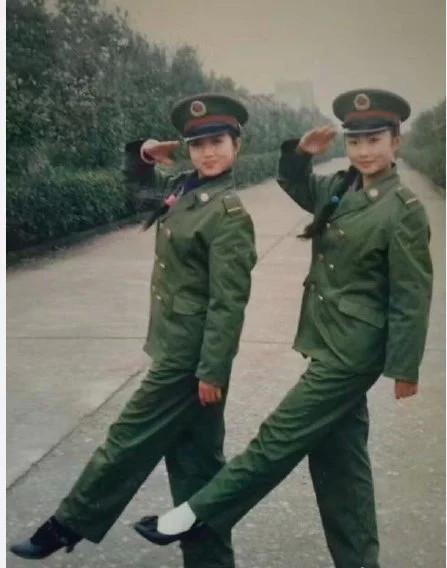 好多女星都是文艺兵出身,刘涛脸圆圆,董洁是天生丽质没错了