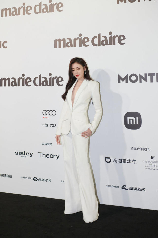 张天爱努力拼事业真空穿西装套装亮相真大胆这身材我酸了
