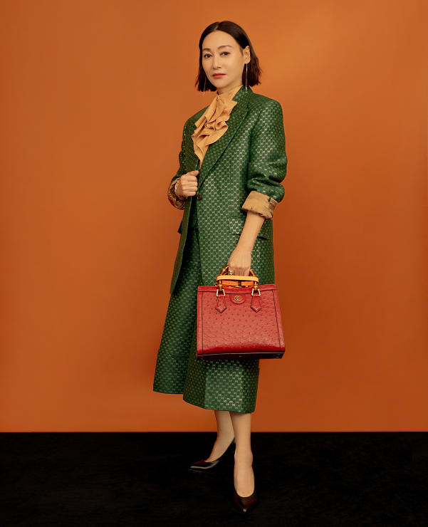 惠英红出席gucci上海大秀,身穿蛇皮袋套装,61岁还能驾驭红绿配