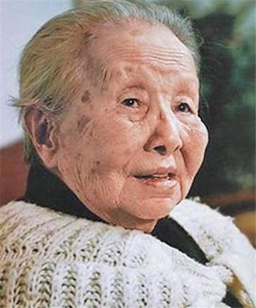 冰心,原名谢婉莹,福建长乐人,她是一个散文家,诗人,笔名冰心,取自"一