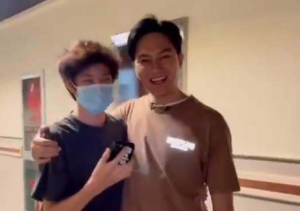 袁咏仪晒张智霖跟儿子,14岁魔童颜值似混血,一双腿却吓到了网友