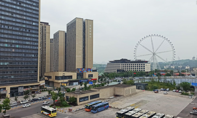 礼嘉板块已经比较成熟了,欢乐谷和天街早已投入运营,虽然滨水商圈还没
