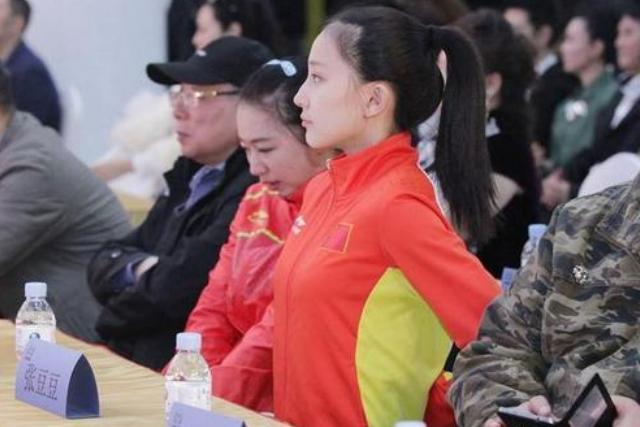 一张挺胸照爆红,张豆豆却因发育太快而退役,为当教练拒入娱乐圈