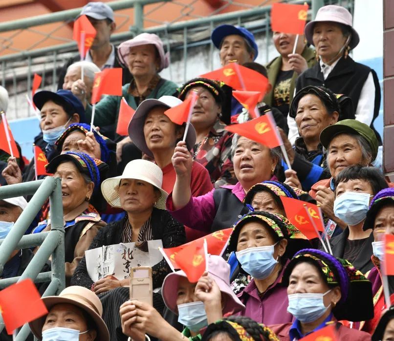 前进,中华儿女意气风发五十六个民族心手相连五十六个民族携手并肩爱