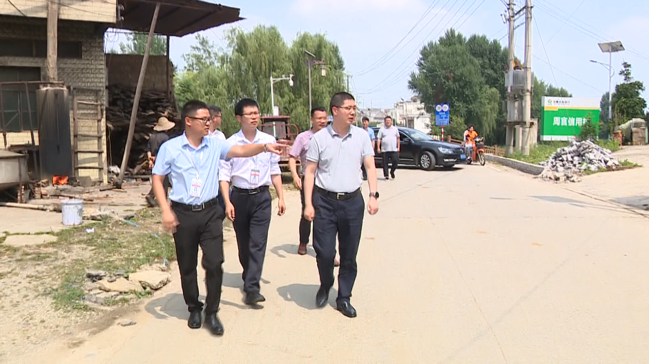 内容提要: 6月20日,区委副书记,区长徐杰带队到刘官乡调研宜居乡村