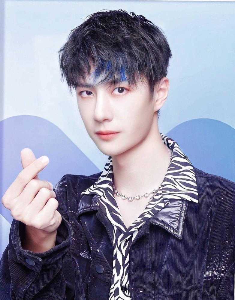 王一博优酷代言蓝色挑染发色,加盟湖南卫视《2021毕业礼》!