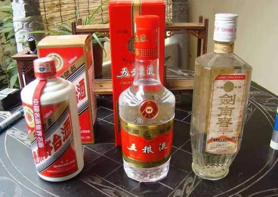 买白酒,瓶身只要有这2个标记,不论贵贱,都是纯粮好酒