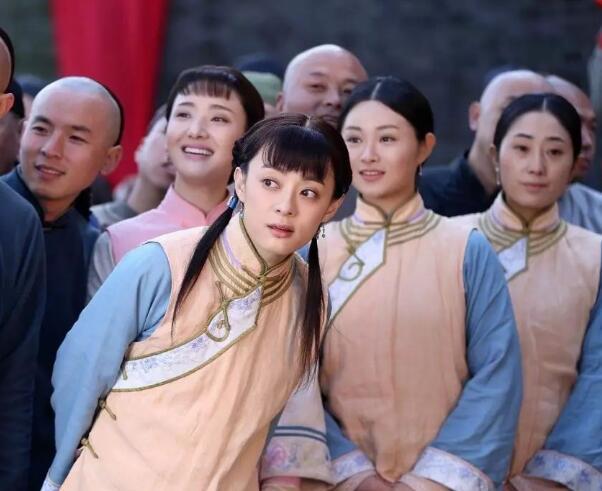 关于周莹的身世,并不像电视剧《那年花开月正圆》中演的那样,是跟随