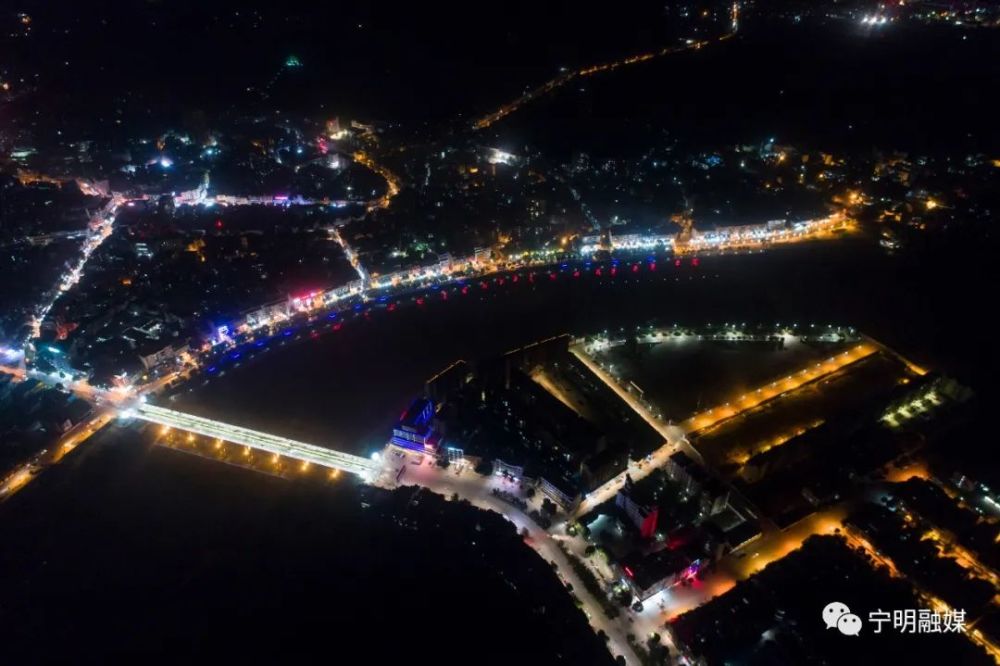 在广西崇左市宁明县这一座边境小城,每当夜幕降临时,道路两侧的建筑