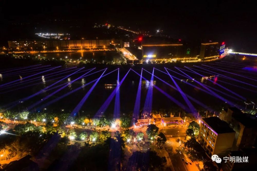 在广西崇左市宁明县这一座边境小城,每当夜幕降临时,道路两侧的建筑