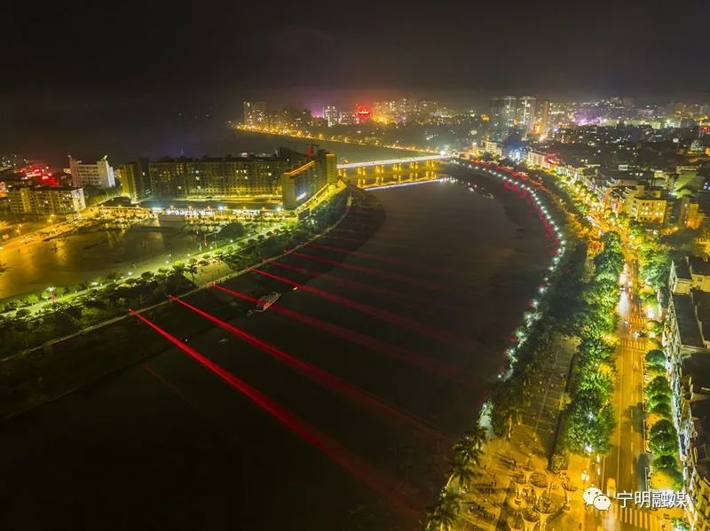 在广西崇左市宁明县这一座边境小城,每当夜幕降临时,道路两侧的建筑