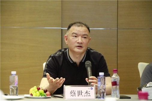 座谈会之前,与会代表在新长安投资集团董事长蔡世杰的陪同下,先后参观