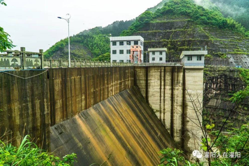 灌阳人游广西漓江上游的大型水库斧子口水库