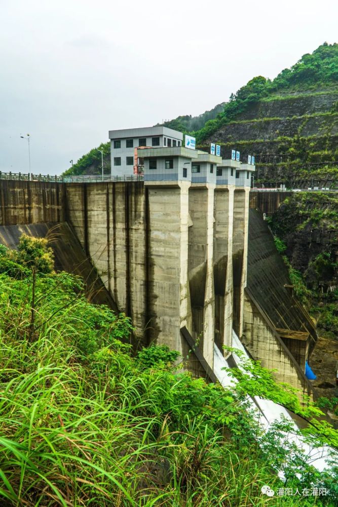 灌阳人游广西漓江上游的大型水库斧子口水库